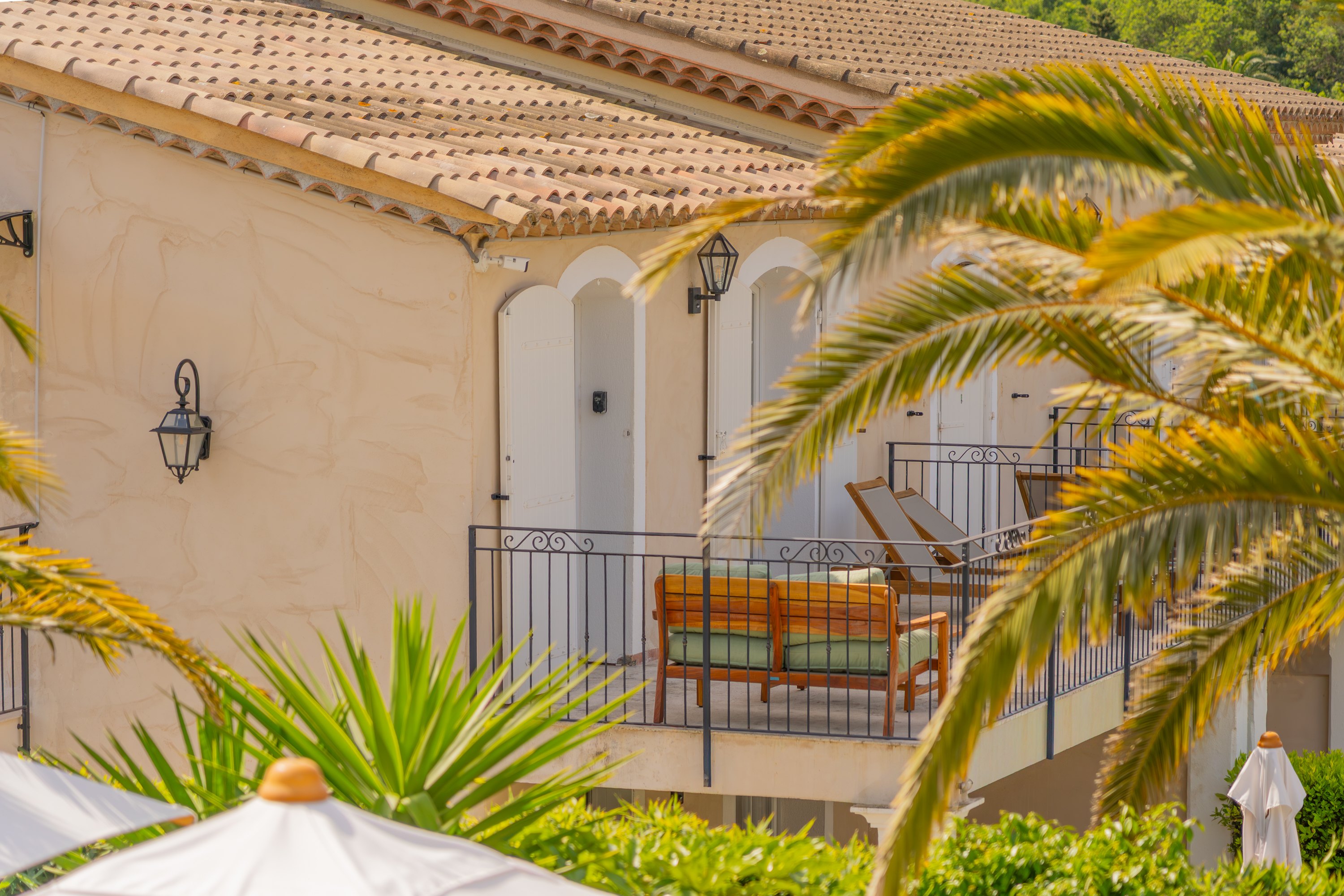 Façade sous les palmiers